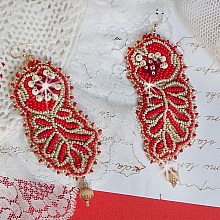 BO Renaissance brod&eacute;es avec des toupies Ruby en Cristal &agrave; laquelle s'ajoute des rocailles aux couleurs Opaque Rouge et Beige, facettes Antiques Beige et Cristal Gold, crochets Gold FIlled 14 carats